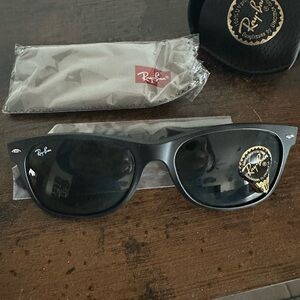 NWT NEVER WORN Ray-Ban - New Wayfarer